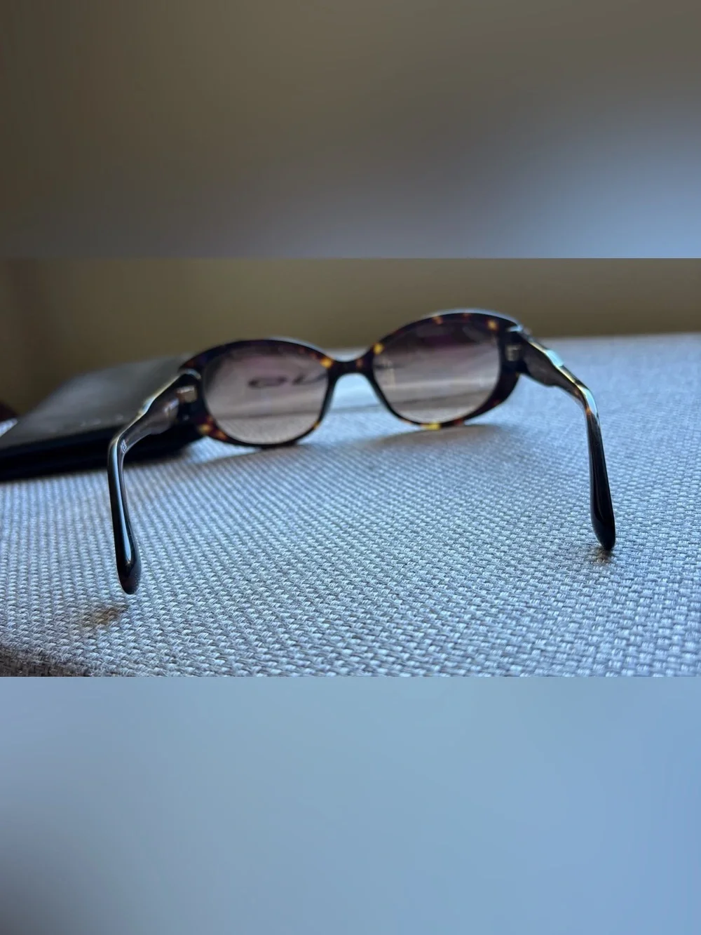 Quay ‘On Brand’ Oval Sunglasses